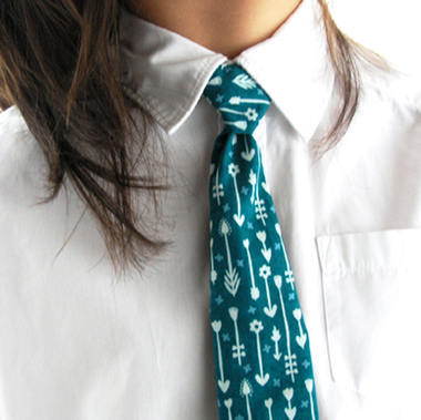Kolorowy krawat z praktycznym zapięciem - strzałki